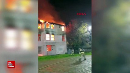 Fatih'te 2 katlı tarihi bina alev alev yandı