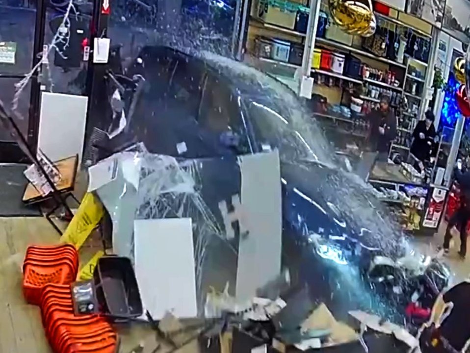 Auto kracht in Baumarkt und geht in Flammen auf