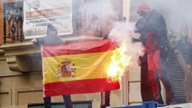 Unos encapuchados queman la bandera de España en el centro de Bilbao