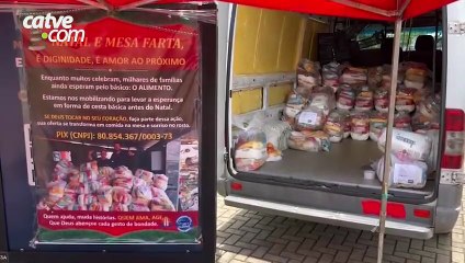 Ação solidária em frente à Igreja Matriz arrecada cestas básicas para famílias carentes