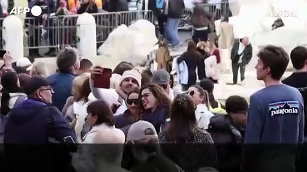Fontana di Trevi a pagamento: la novita' che divide cittadini e turisti