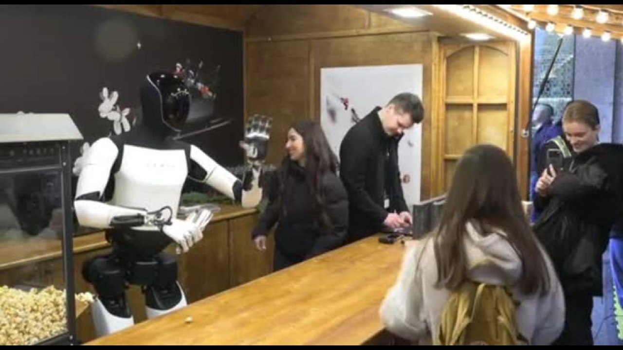 Berlino, nel mercatino di Natale il robot umanoide serve popcorn
