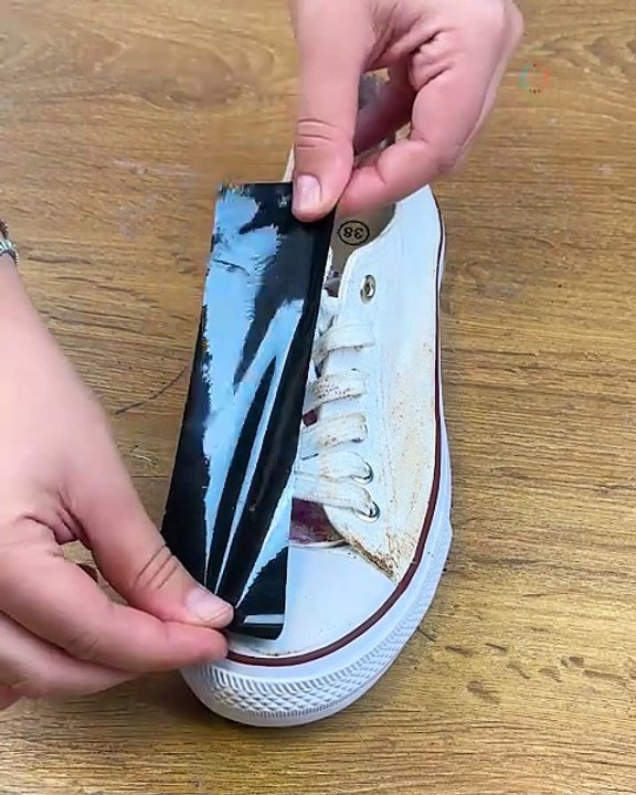 How to get clean sneakers in seconds👟✨