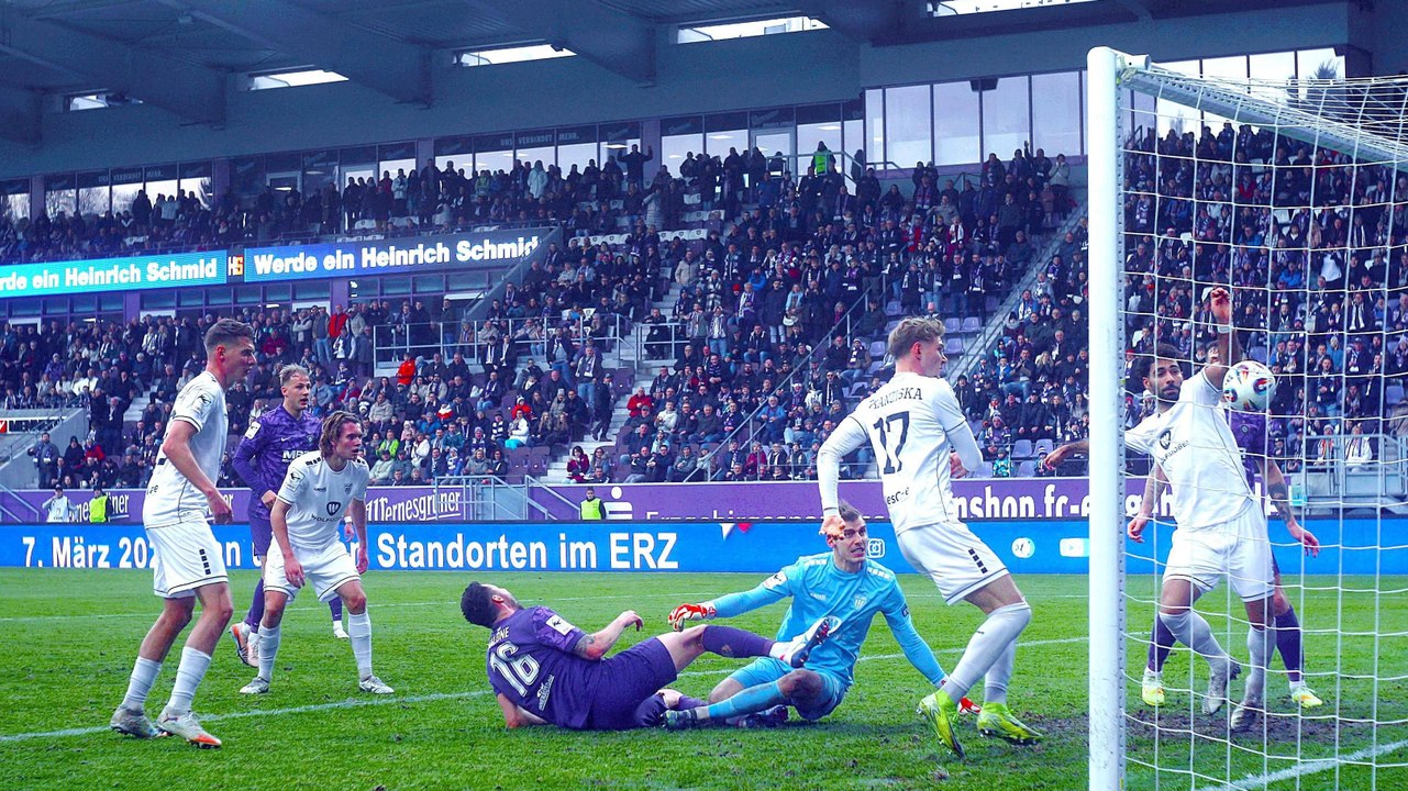 Flugkopfball ins eigene Tor: Schweinfurt verzweifelt an Aues Lord