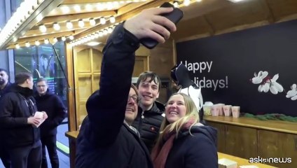 Berlino, nel mercatino di Natale il robot umanoide serve popcorn