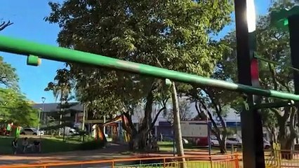 Brinquedos quebrados colocam crianças em risco na Praça Wilson Joffre, no Centro de Cascavel