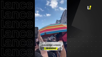 Elenco do Corinthians deixa o CT Joaquim Grava.