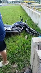 Motociclista passa reto, bate em mureta e cai do viaduto do Gauchão, em Umuarama