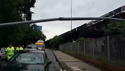 Constitución: dos mujeres heridas al caer un poste sobre un auto