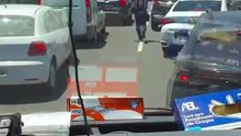 VÍDEO: Medico de ambulância desce do veículo e pede passagem aos motoristas durante  congestionamento