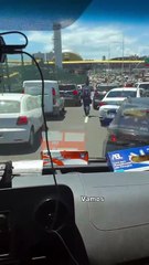 VÍDEO: Medico de ambulância desce do veículo e pede passagem aos motoristas durante  congestionamento