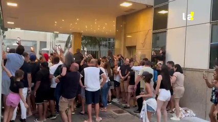 Torcida do Corinthians faz festa em porta de hotel no Rio de Janeiro