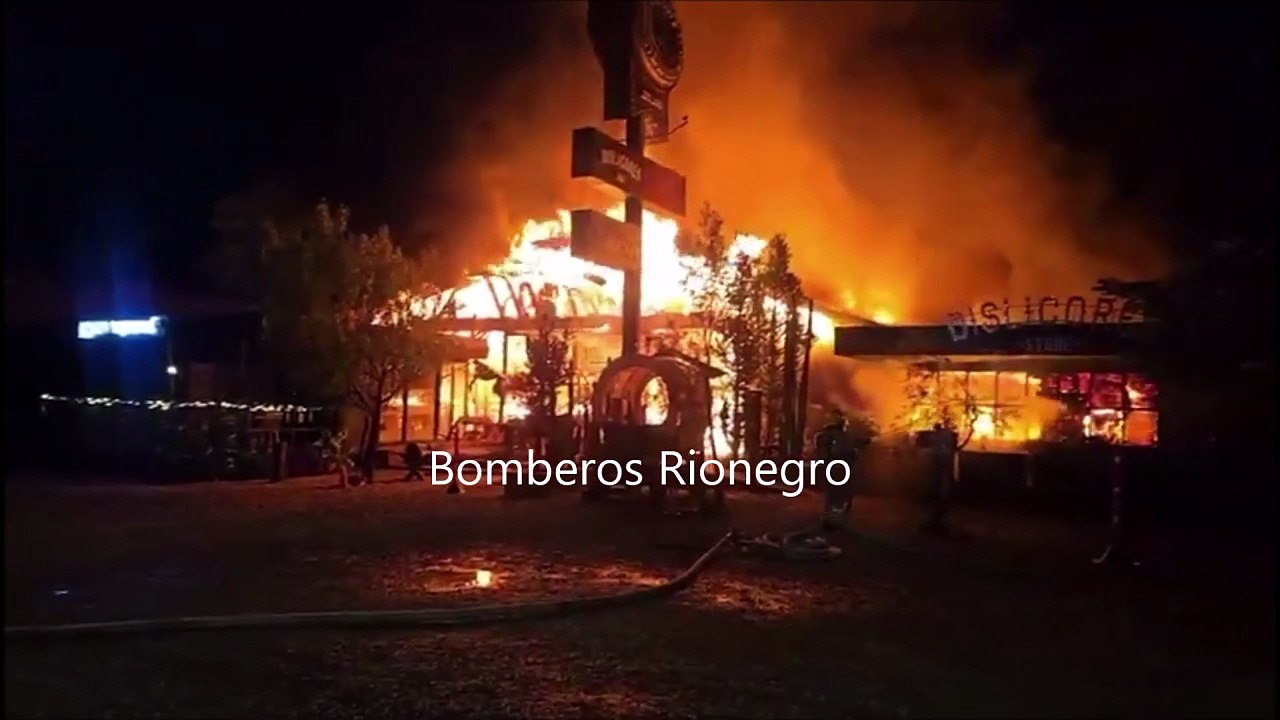 Voraz incendio acabó con "brasas" y otros dos locales, en llanogrande