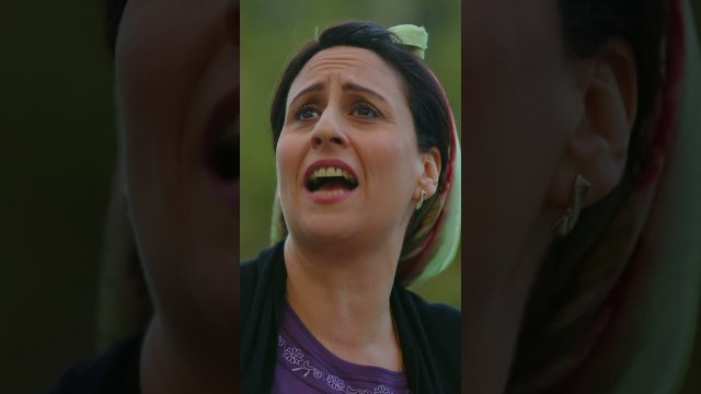 الخالة فاطمة قامت تعزّل البيت 😂 | مسلسل العاشق يفعل المستحيل #shorts #sevenneyapmaz #مسلسلات_تركية
