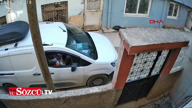 Kargo görevlisinin paketi bahçeye fırlattığı anlar kamerada