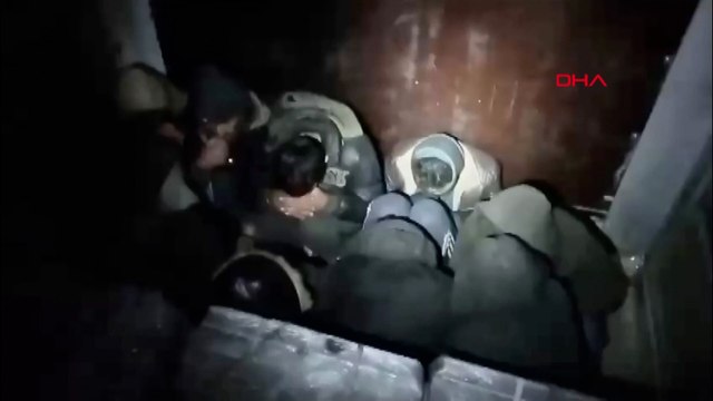 Demir yüklü TIR'ın dorsesinden 37 kaçak göçmen çıktı