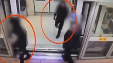 Calci, pugni e spray urticante per una collana d'oro: il video della rapina in metropolitana a Milano