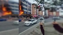 Esenyurt bir restoranın bacasından başlayan yangın, binanın dış cephesine sıçradı