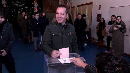 El candidato de Vox es el primero en votar en las elecciones de Extremadura