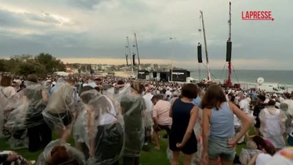 Il minuto di silenzio a Bondi Beach a una settimana dalla strage | Il video