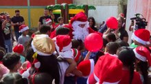 In Venezuela i giornalisti vestiti da Babbo Natale portano regali ai bambini poveri di Caracas | Il video
