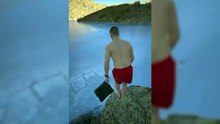 Un influencer se baña en lagunas glaciares del Parque Regional de Gredos