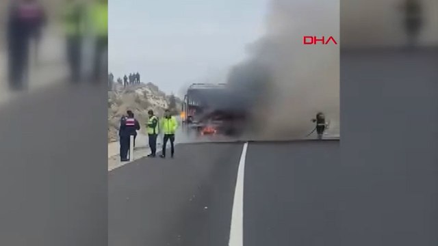 Seyir halindeki otobüste yangın çıktı, yolcular tahliye edildi