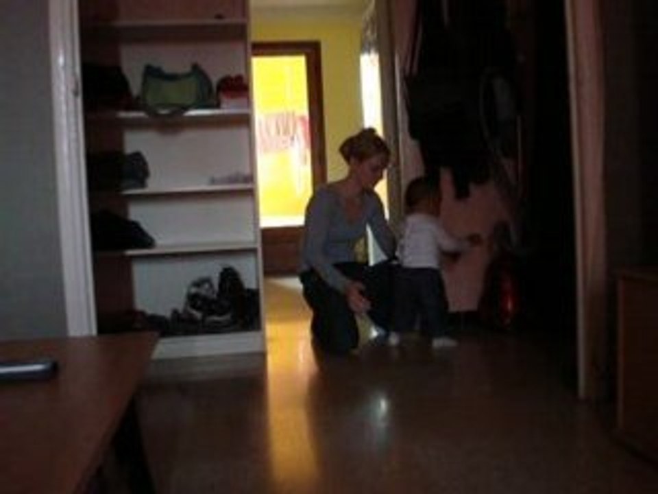 noa qui s'entraîne à la marche