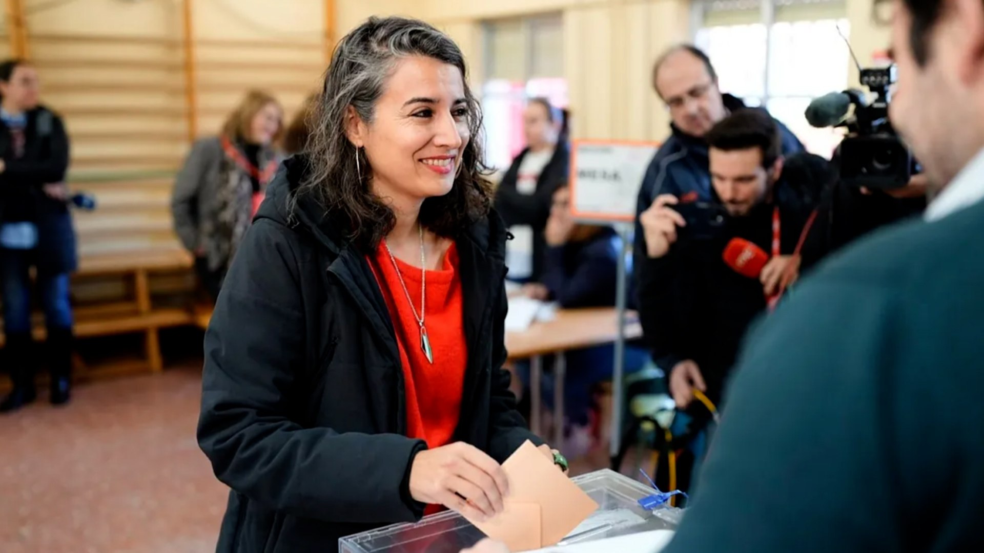 Irene de Miguel vota en Mérida y pide que se acuda a las urnas para "no volver al siglo pasado"