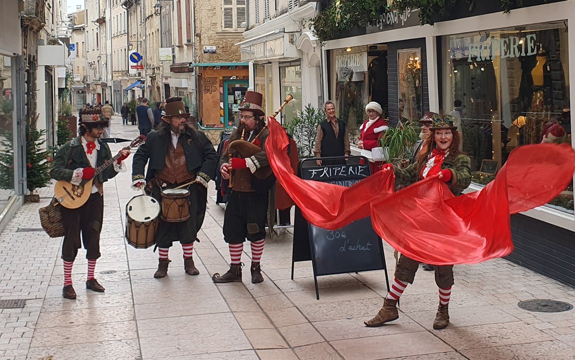 Déambulation de lutins à Bagnols sur Cèze