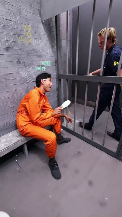 How a magical thief escapes from prison 😲😲