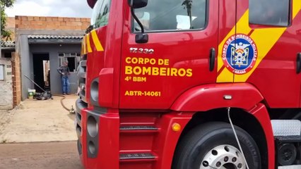 Bombeiros combatem incêndio em casa no Morumbi; Morador inala fumaça e é socorrido pelo SAMU