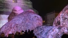 Bologna, tutti pazzi per i megaliti: piazza Maggiore sold out per l'accensione delle rocce di Nimrod Weis