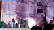 Si accendono i megaliti in piazza, Bernardi: "Quest'opera ci obbliga a guardare verso l'alto"