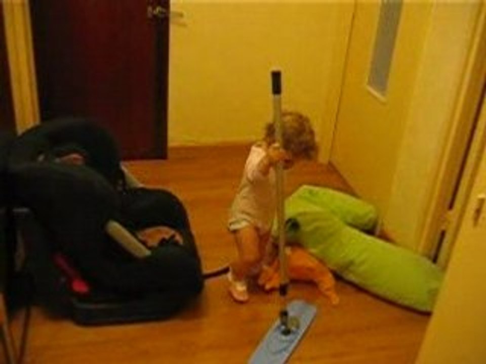 Loane 13 mois fait le ménage !