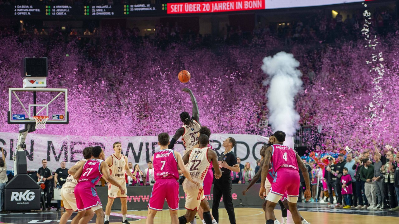 Bayern cool vor Rekordkulisse: Der erste Sieg der Post-Herbert-Ära im Video