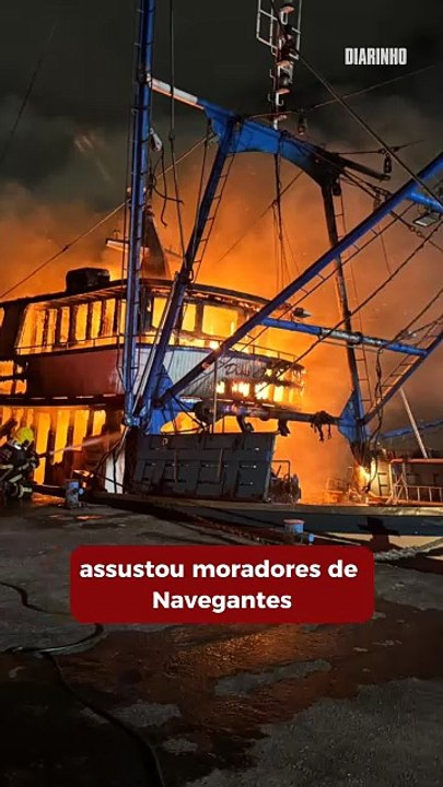 Incêndio destrói barco de pesca em Navegantes