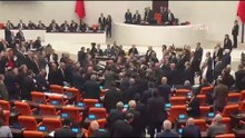 TBMM'de yumruklu kavga çıktı! Milletvekilleri birbirine girdi
