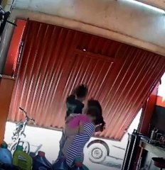 Portão de oficina desaba em cima de homem com bebê no colo; veja