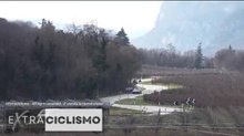 Auto si affianca a un gruppo di ciclisti e partono due colpi di pistola (Il video)