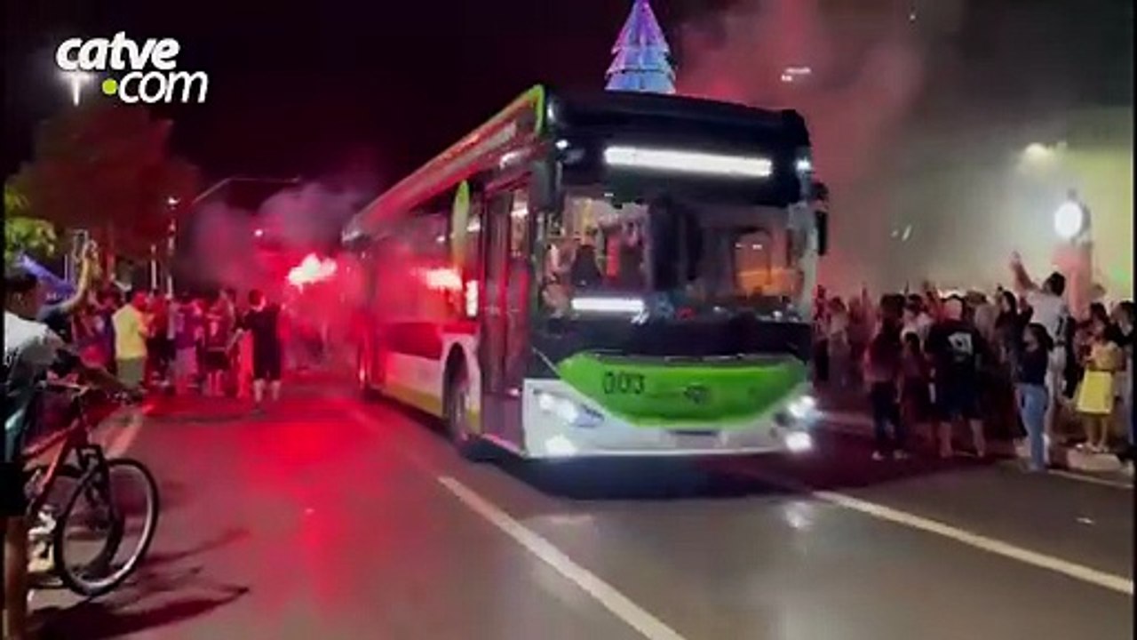 Torcedores se reúnem na Avenida Brasil para comemorar título do Corinthians
