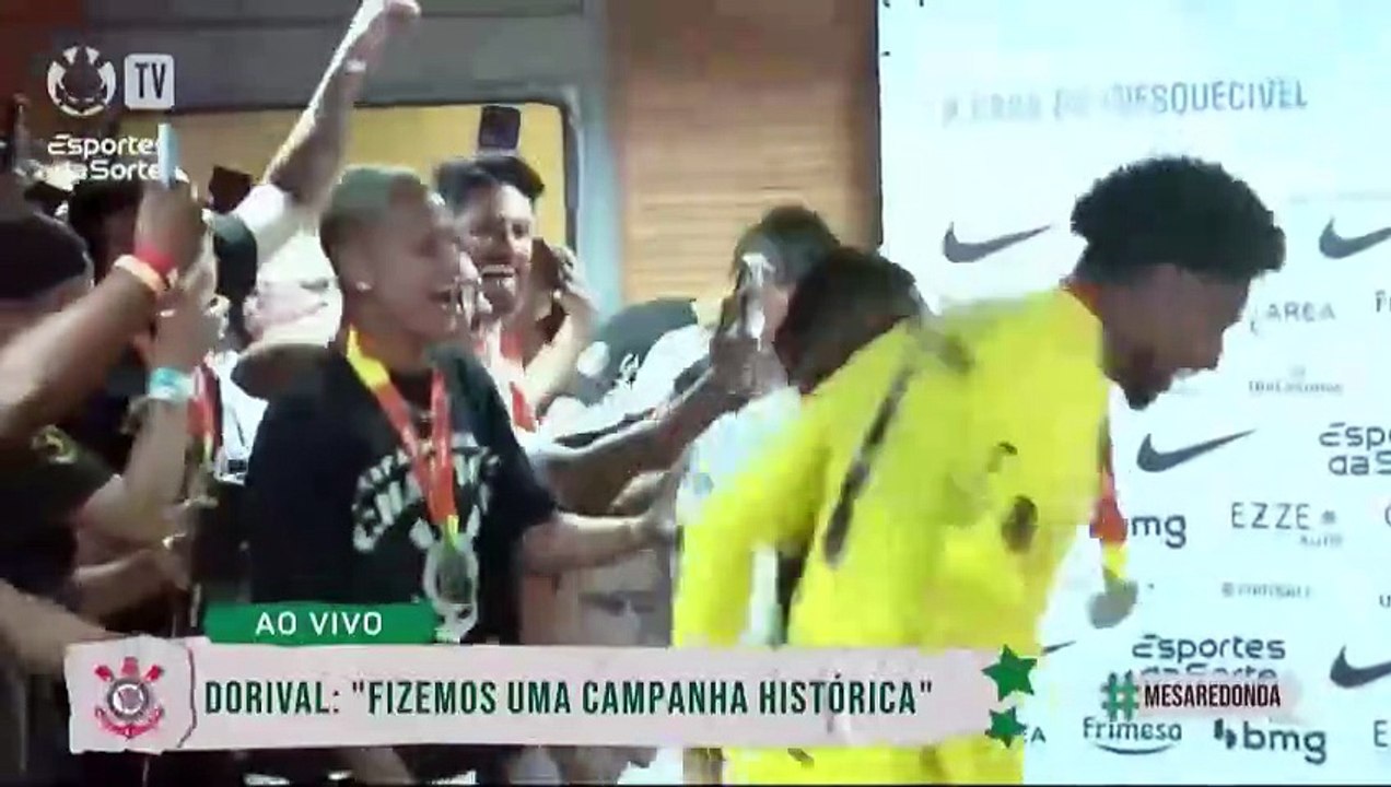 Jogadores invadem entrevista de Dorival para festejar; assista ao vídeo