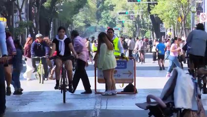 Tapatíos disfrutan las vísperas de navidad en familia rodando en la vía recreativa