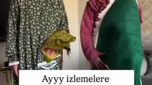 Görüntülerde, annesinin namaz kılmayacağını söylemesi üzerine şaşkınlığını gizleyemeyen küçük kızın, "Allah seni huzuruna çağırmış. Sen ret mi ediyorsun?" şeklindeki sorusu sosyal medyada gündem oldu. Yaşı küçük ama i