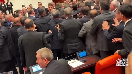 TBMM'de yumruklu kavga: Bütçenin son gününde vekiller birbirine girdi