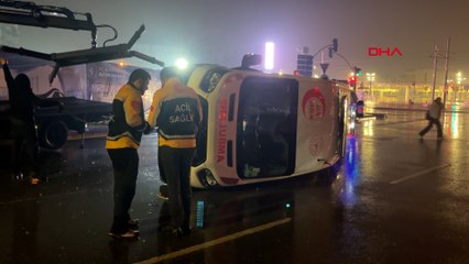 Minibüs ile çarpışan ambulans devrildi