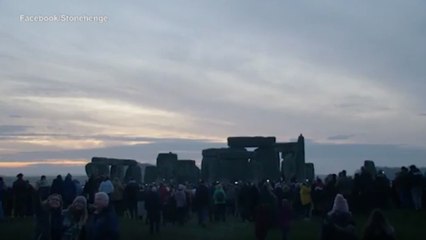 Le celebrazioni per il solstizio d'inverno a Stonehenge: in migliaia si sono radunati all'alba