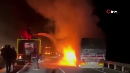 Erzincan'da seyir halindeki tır alev alev yandı