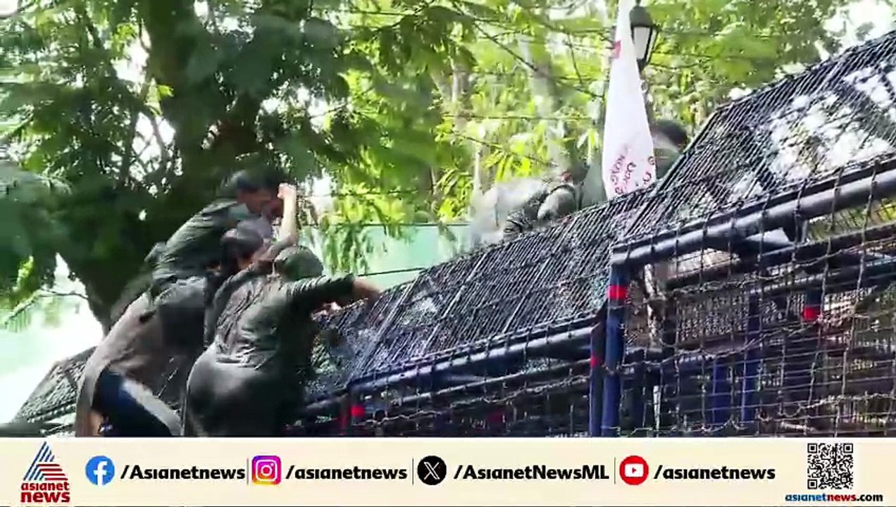 SFI  ലോക്‌ഭവന്‍ മാര്‍ച്ചിനിടെ ജലപീരങ്കി പ്രയോഗിച്ച് പൊലീസ്, ബാരിക്കേഡ് മറികടന്ന് പ്രവര്‍ത്തകര്‍