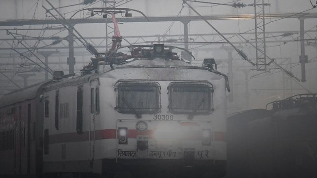 Fog Alert: कोहरे से थमी रेलवे, कई ट्रेनें लेट, जानें...